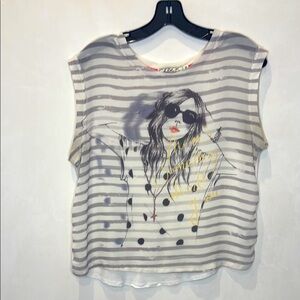 Chloe K Black and White Short Sleeve Tee, illustration print blouse. Size M